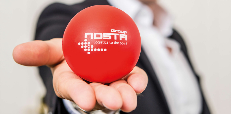 Eine Hand hält den roten Punkt der NOSTA Group