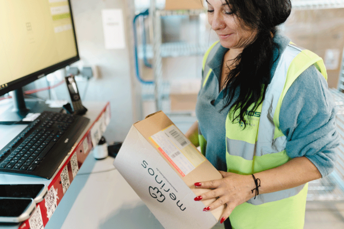 Versandvorbereitung für ein Paket