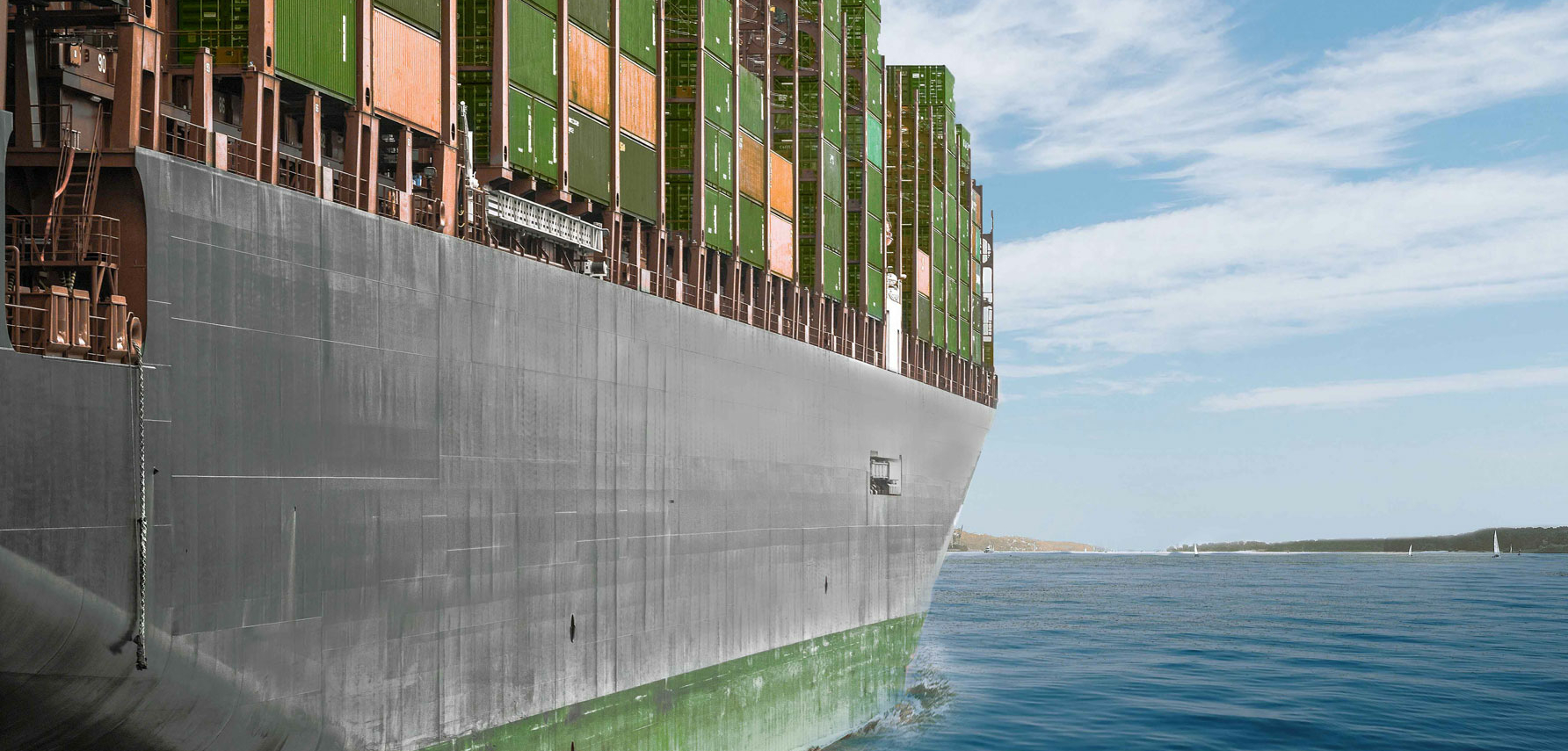 beladenes Containerschiff in Küstennähe