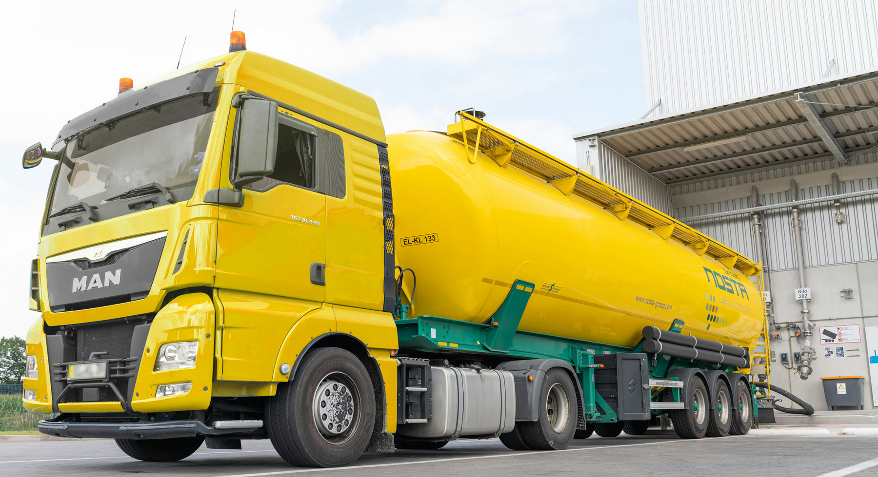 Tanklastwagen vor einem Lagergebäude