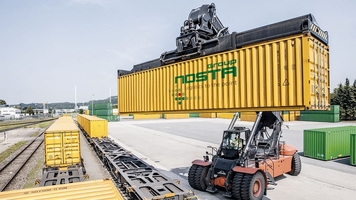 Verladung von Containern für den Schienentransport