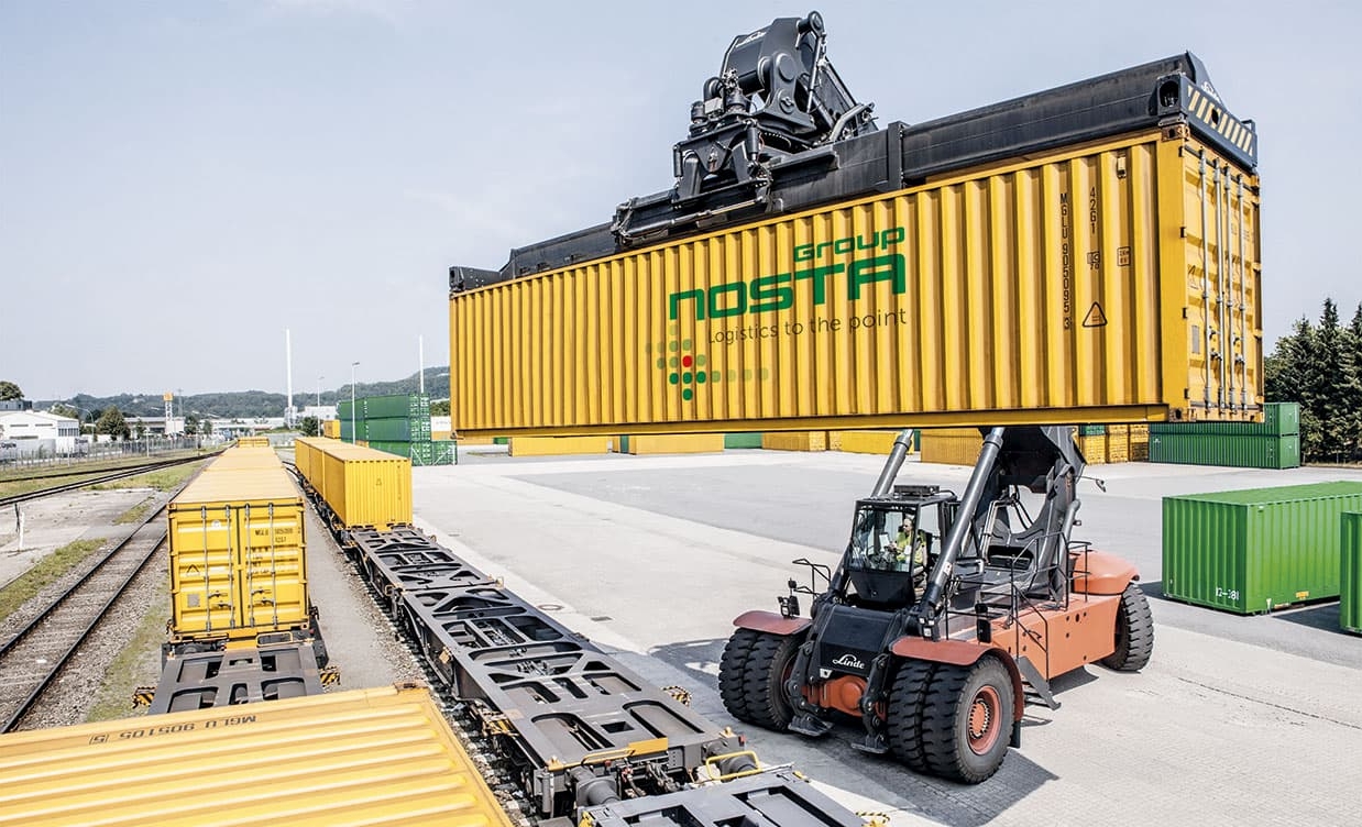 Verladung von Containern für den Schienentransport