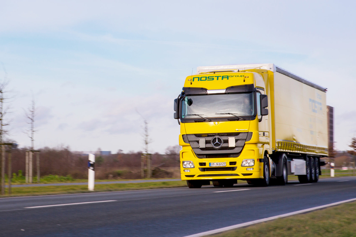 LKW auf einer Straße