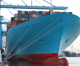 Containerschiff mit Fracht