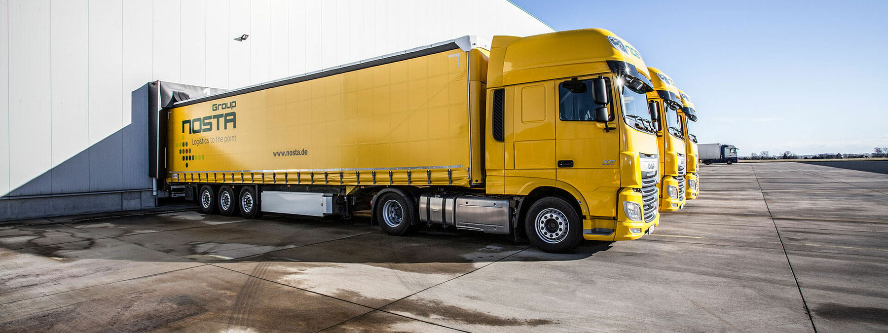 LKW vor einer Lagerhalle