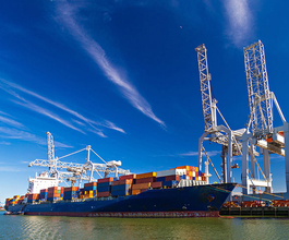Containerschiff im Hafen