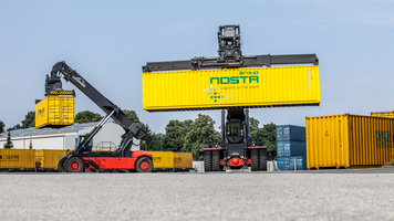 zwei Container werden mit Reachstackern befördert