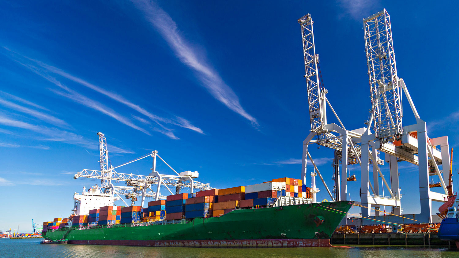 Containerschiff im Hafen