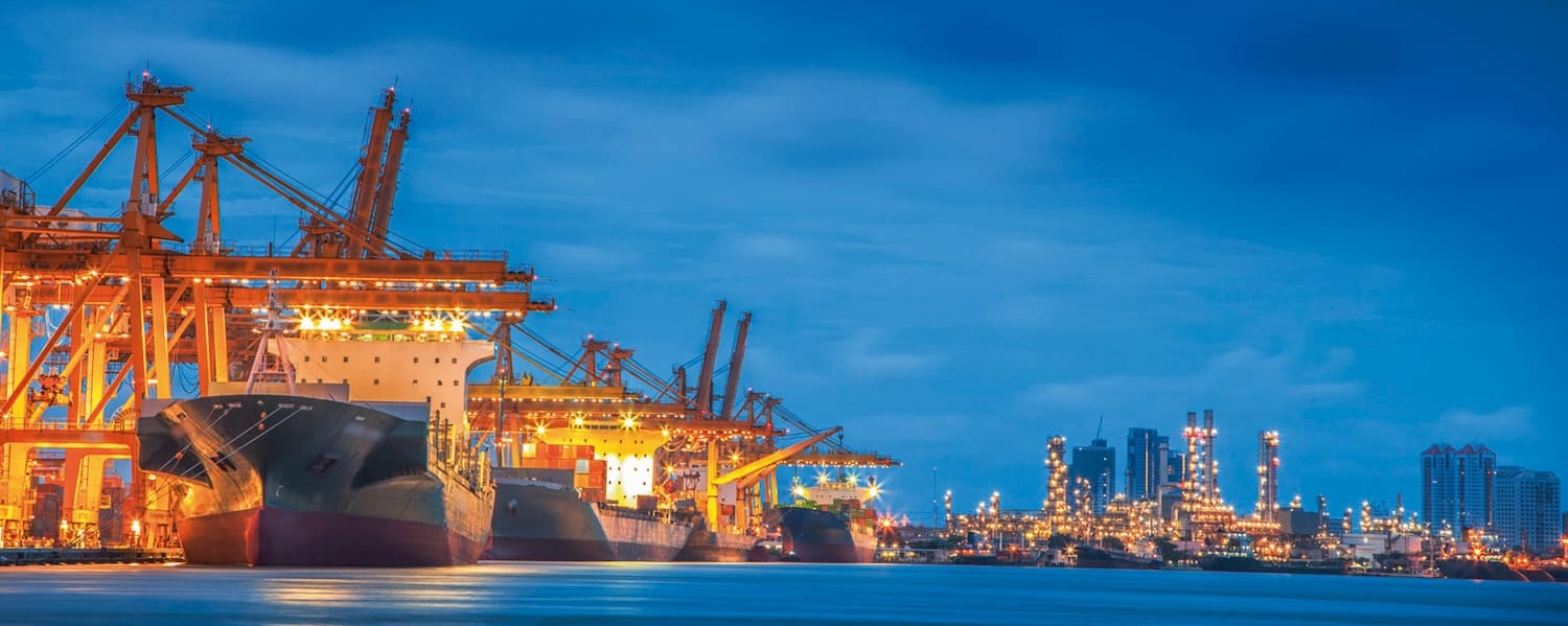 Containerschiff mit Seefracht im Hafen 