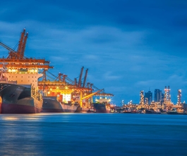 Containerschiff mit Seefracht im Hafen