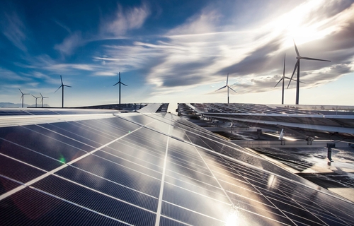 Bild mit Solarpanels und Windrädern