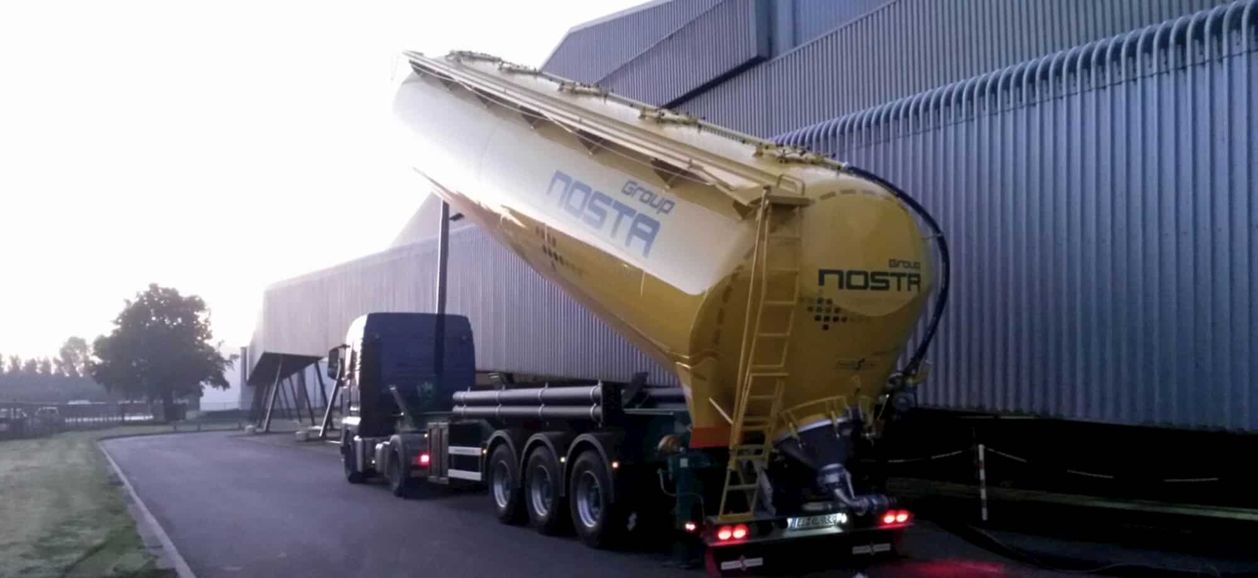 Picture of a silo transport with yellow tipping trailer