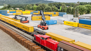 Container werden mit zwei Reachstacker auf einen Zug aufgeladen