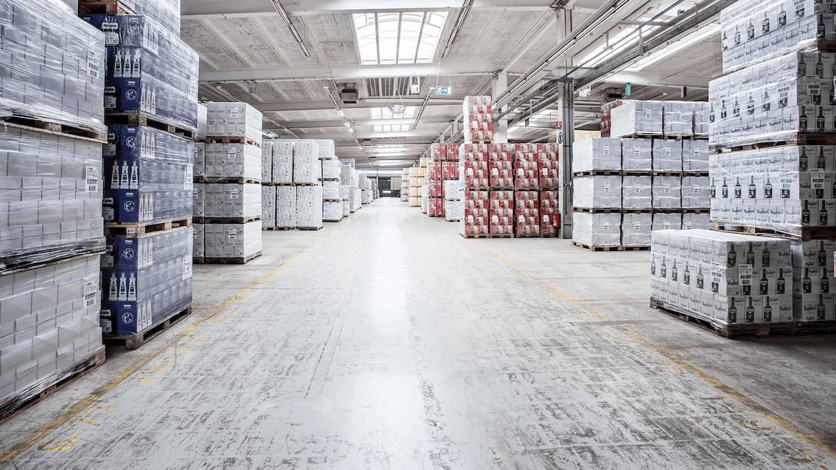 Palletten mit Getränken im Warenlager