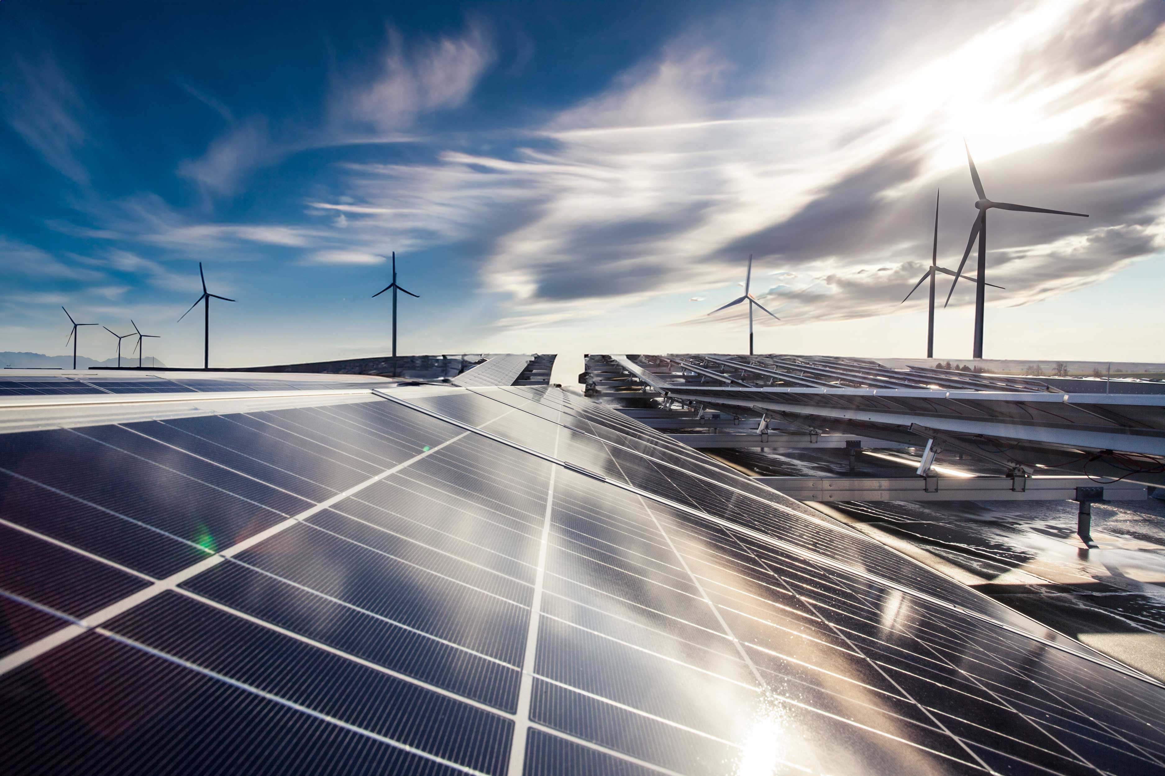 Bild mit Solarpanels und Windrädern
