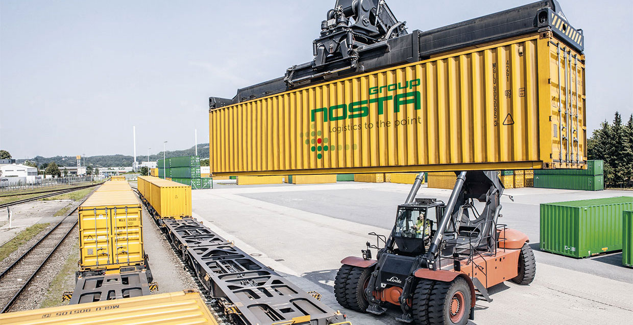 Verladung von Containern für den Schienentransport