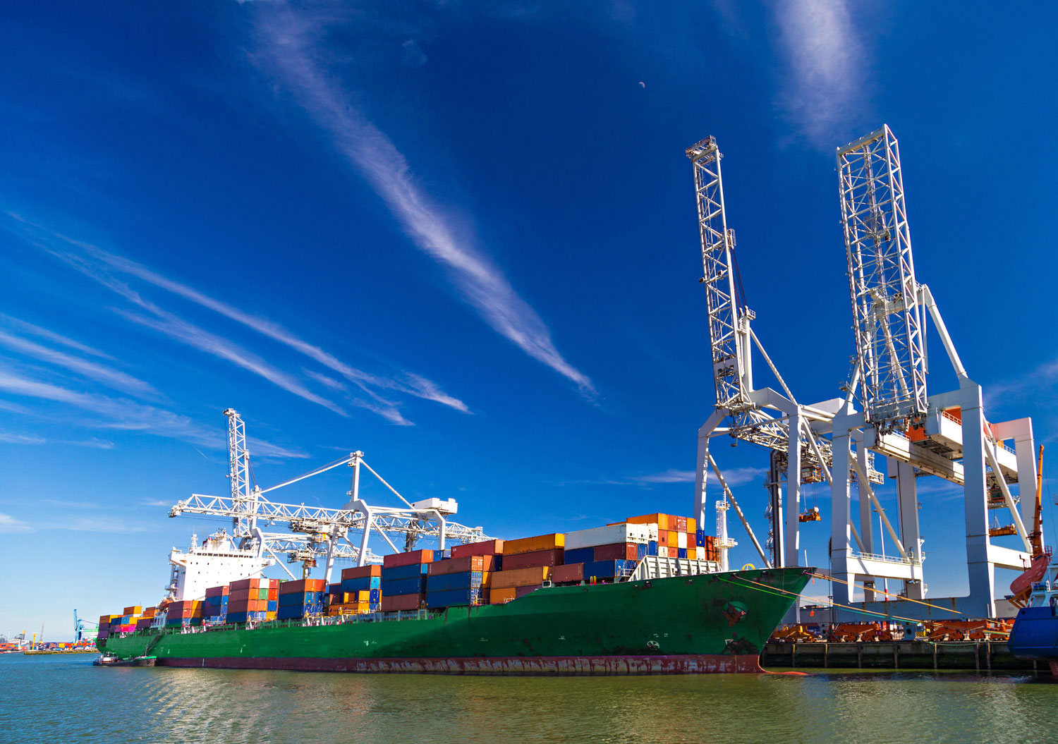 Containerschiff im Hafen